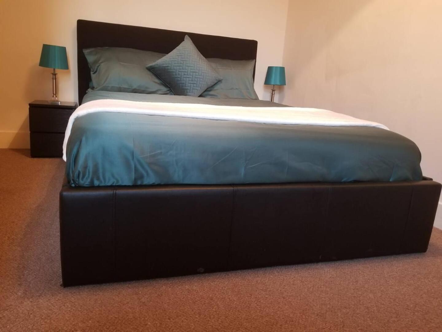 Holiday home Gorgeous 4 Bedrooms W Parking Reading