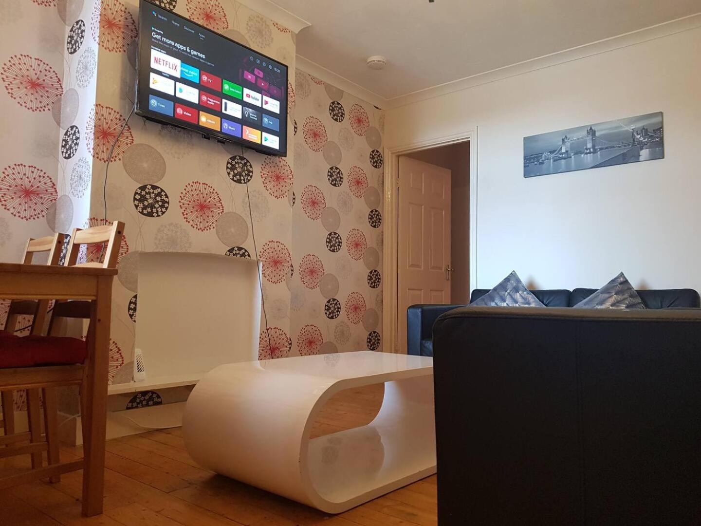 Holiday home Gorgeous 4 Bedrooms W Parking Reading